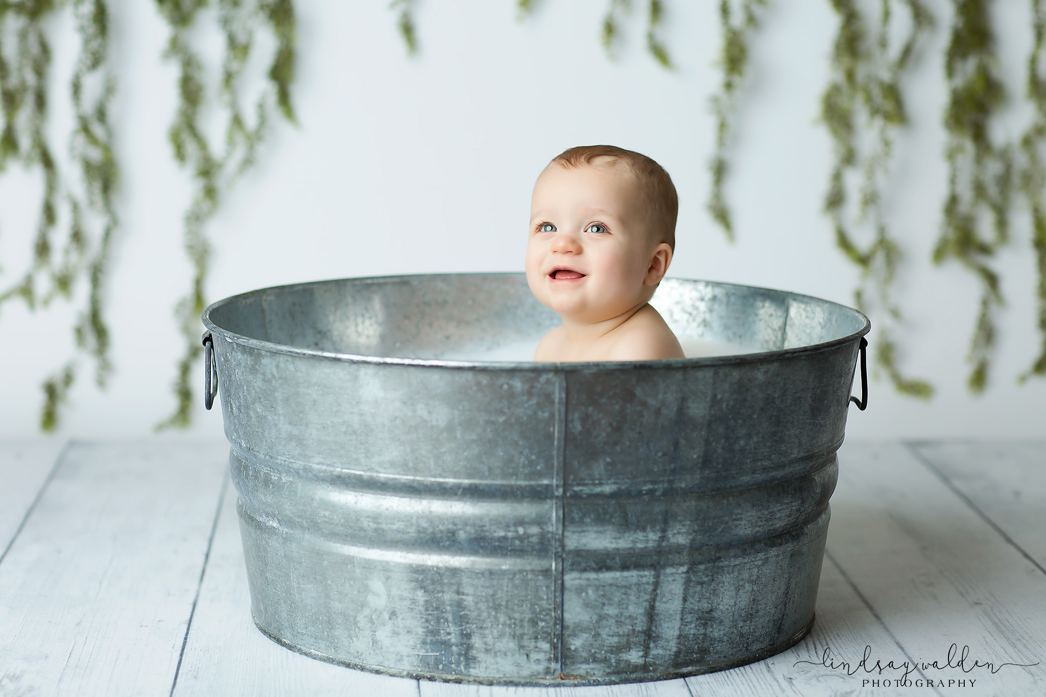 one year bubble bath photoshoot dallas baby photographer