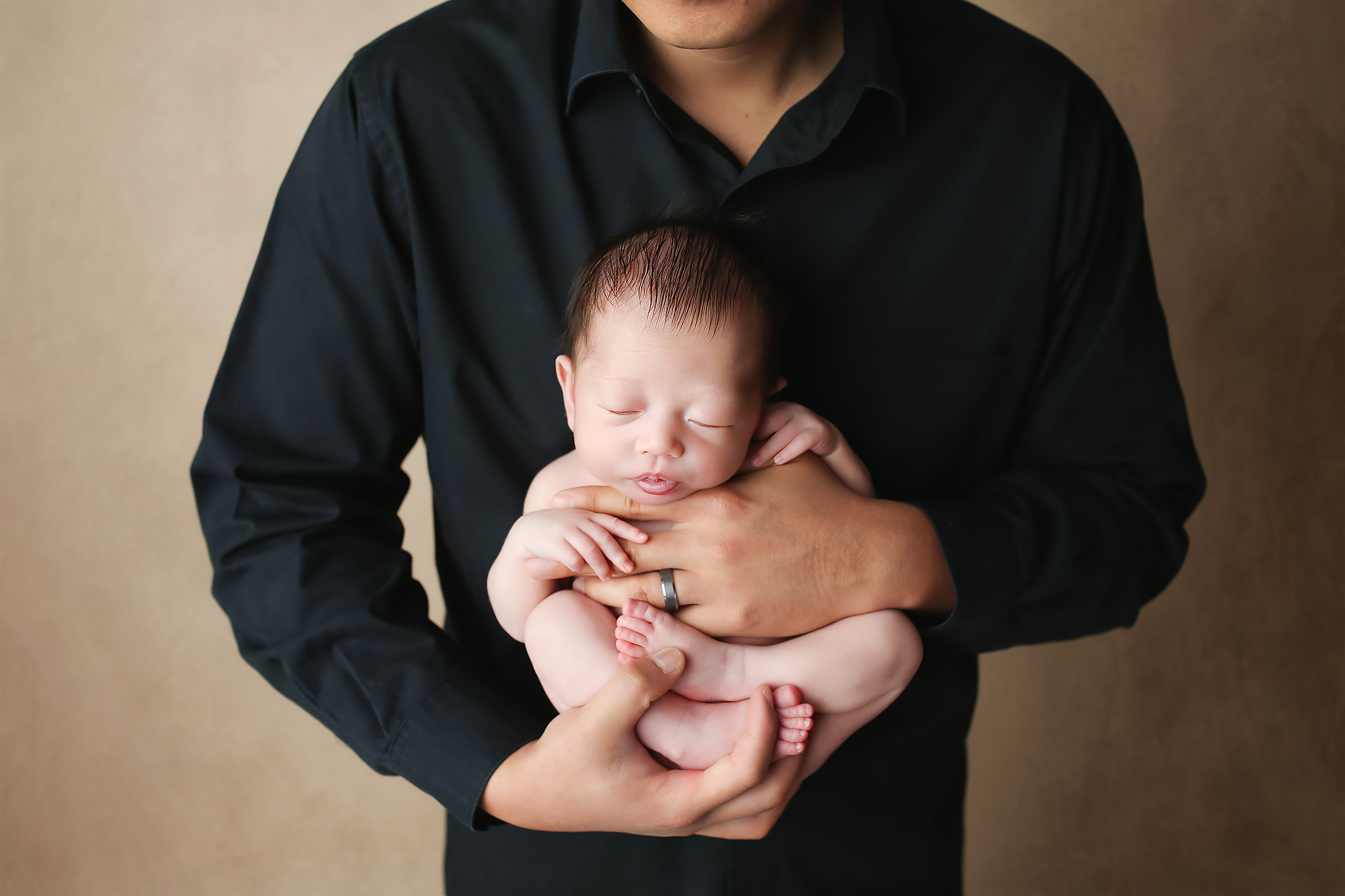 dallas newborn photographer dad and baby