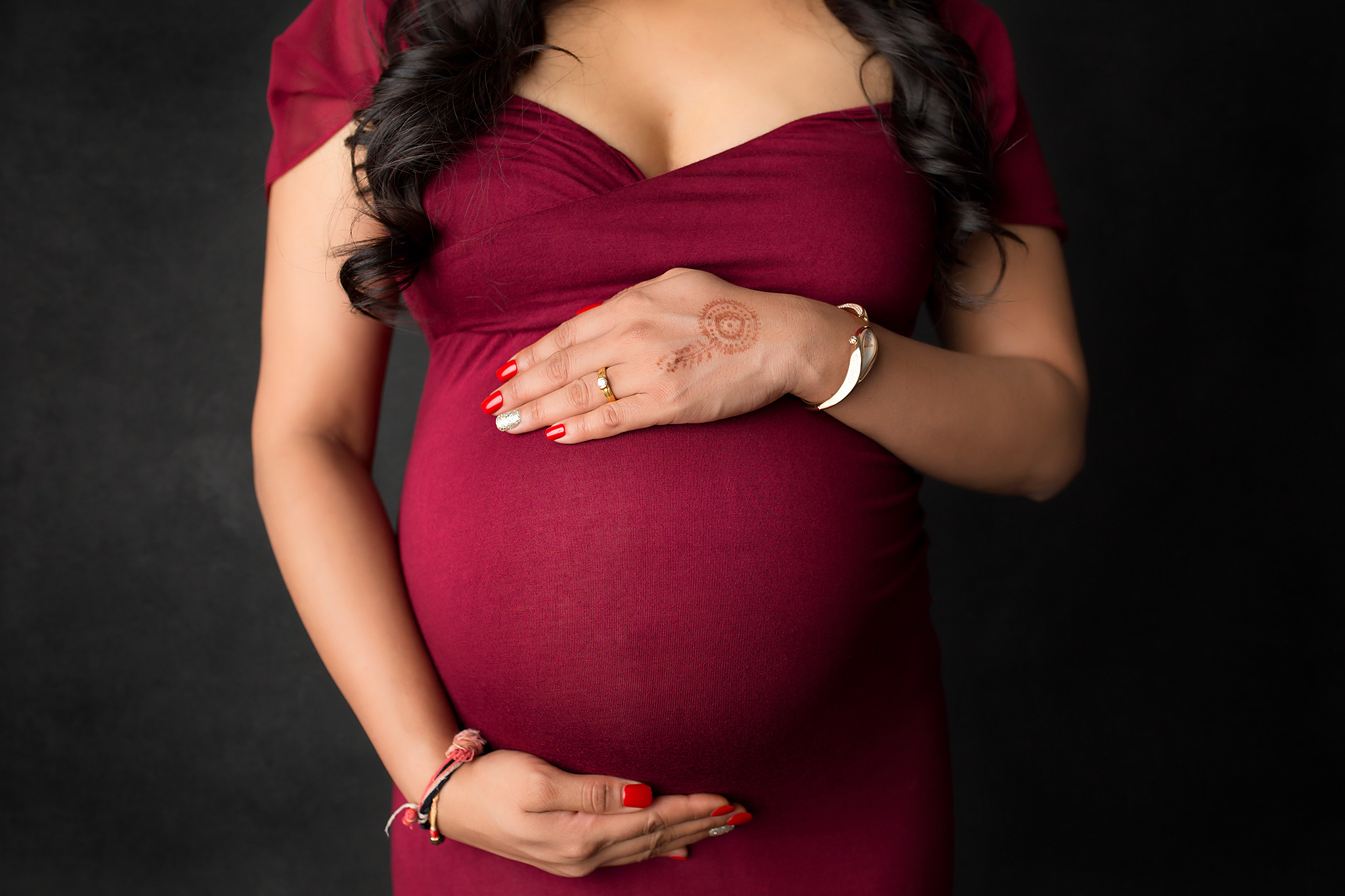 maternity belly with henna dallas maternity photographer