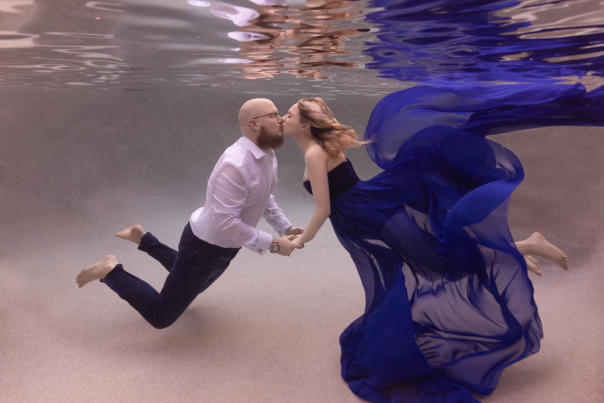 underwater couple photo